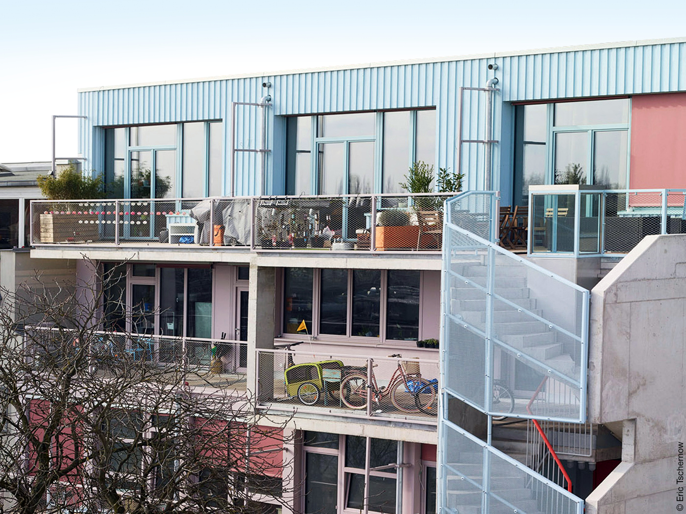 Blick auf die Balkone des Haus Lovo in Berlin