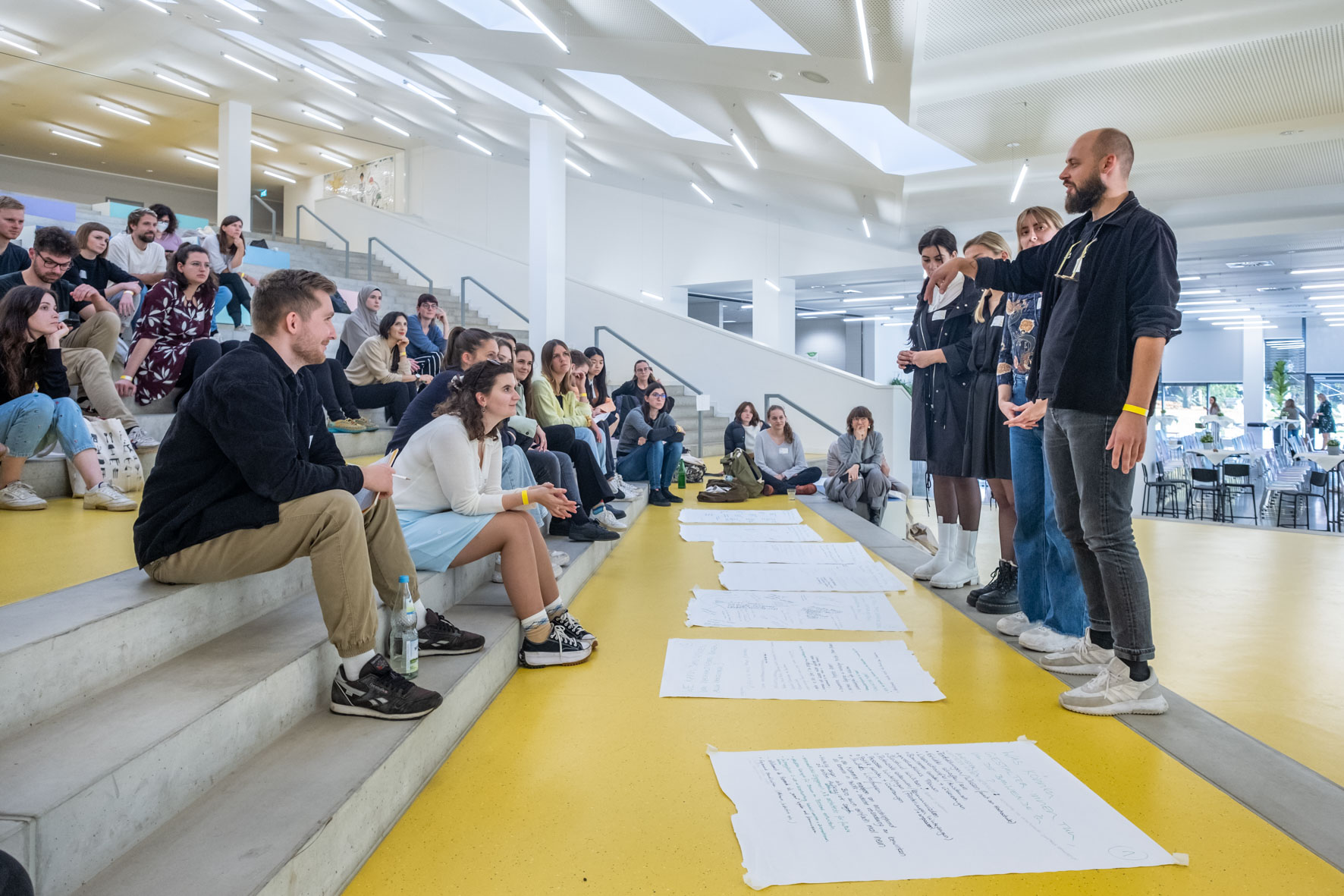 Junge Menschen führen eien Diskussion in großer Runde.