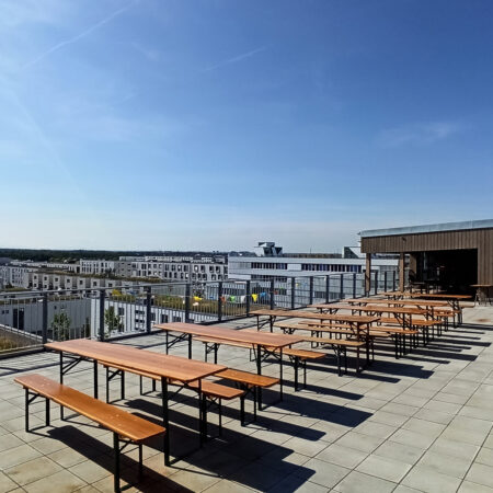 Dachterrasse auf dem Münchner Wohnprojekt RIOriem mit Bierbänken