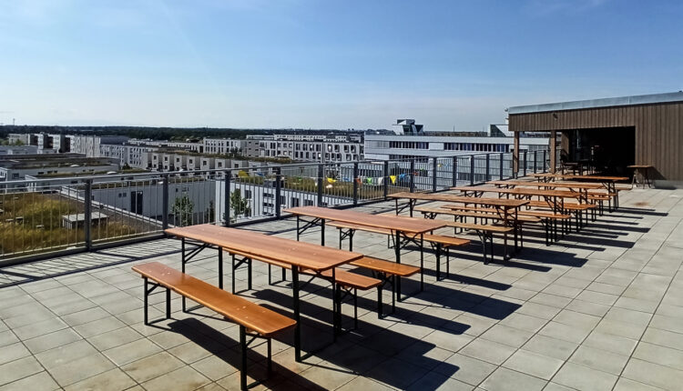 Dachterrasse auf dem Münchner Wohnprojekt RIOriem mit Bierbänken