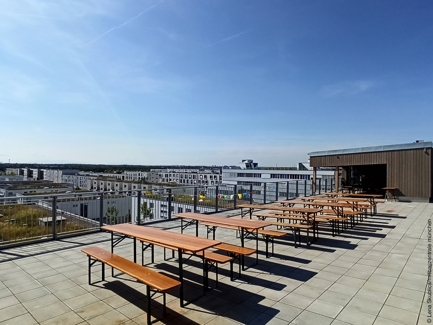 Dachterrasse auf dem Münchner Wohnprojekt RIOriem mit Bierbänken
