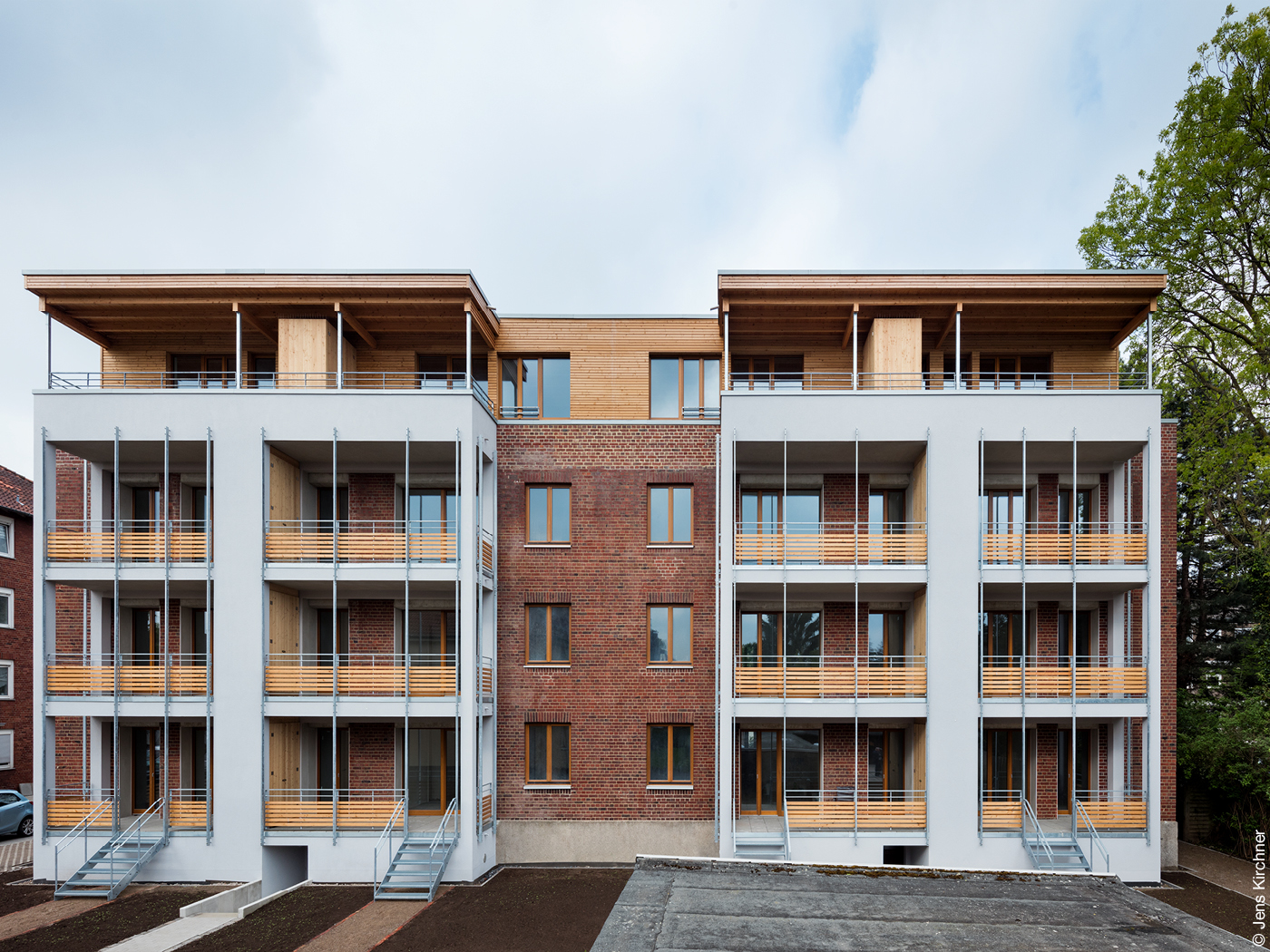 Mehrfamilienwohnhaus mit Ziegelsteinfassade und Loggien