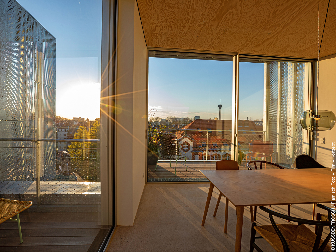 Innenraum im Bilker Bunker mit Blick über zwei Balkone