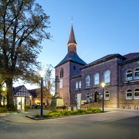 Platz und Grünflächen vor Kirche