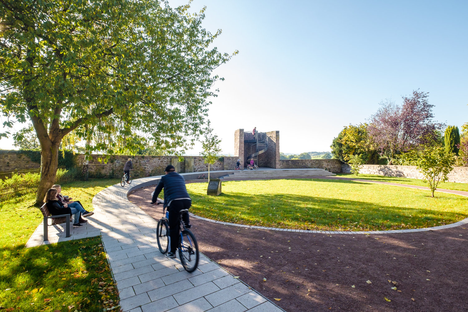 Park mit Stadtmauer und barrierefreier Rampe