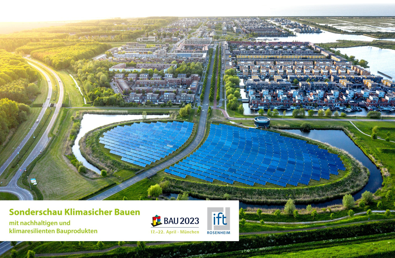 Luftbild einer Reihenhaussiedlung mit Solarpark
