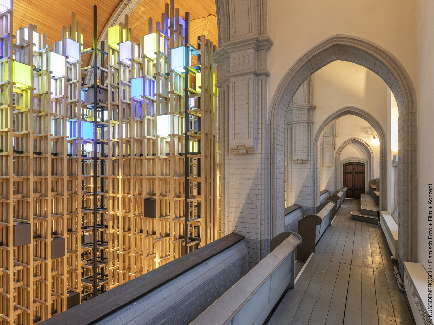 Kirchenraum mit Holzgitter für Urnen