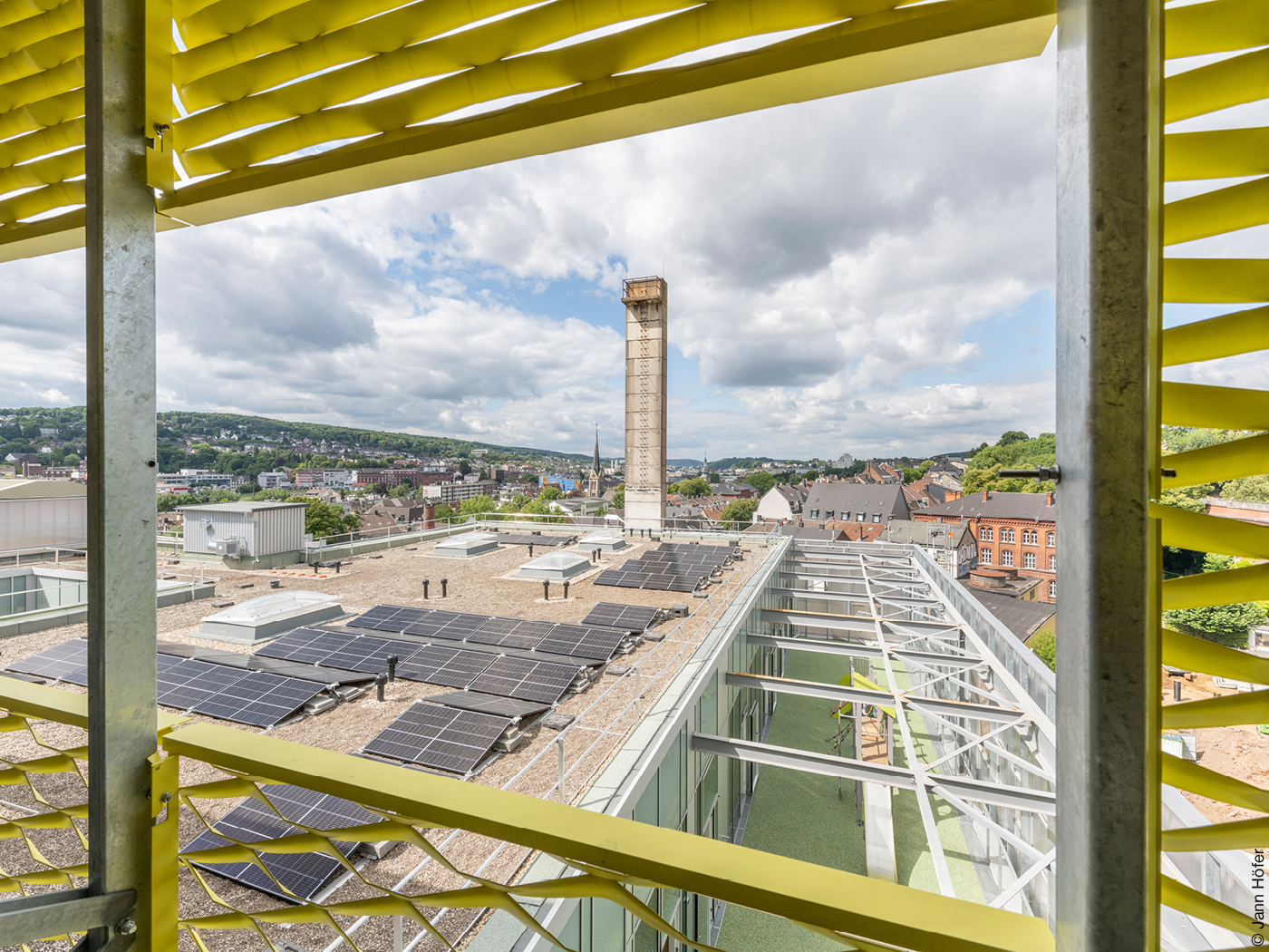 Blick aus dem Treppentrum des BOB Campus auf dach mit Solarzellen