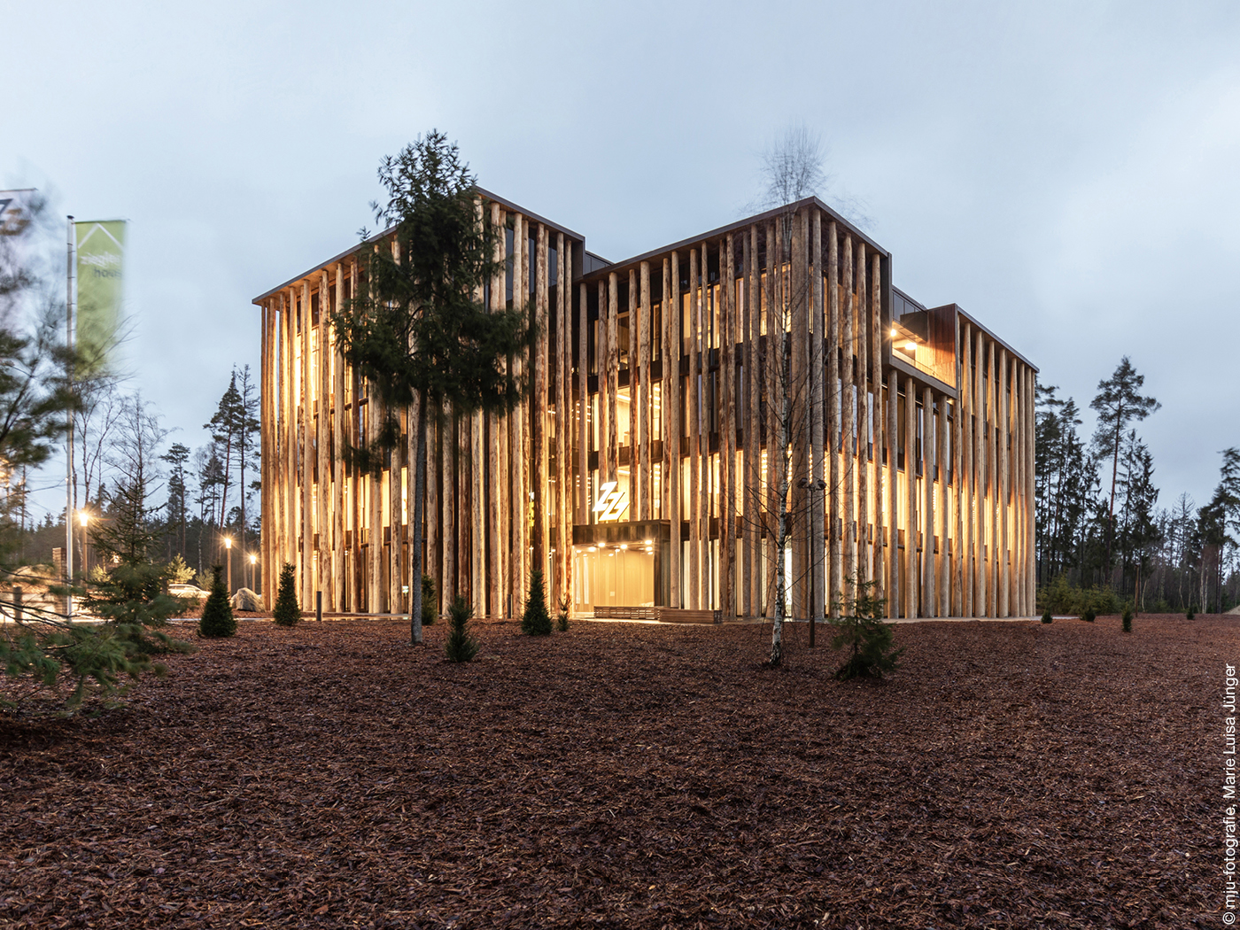 Baumstämme als Fassade an einem Holzbau