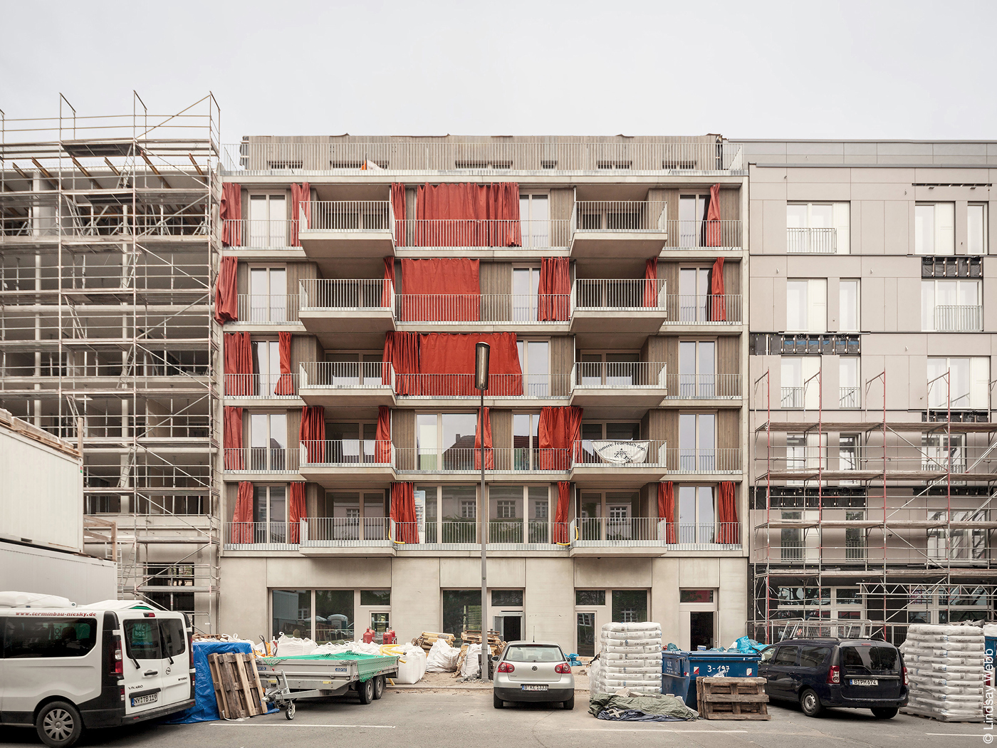 Fassade des Ausbauhaus Südkreuz mit roten Vorhängen