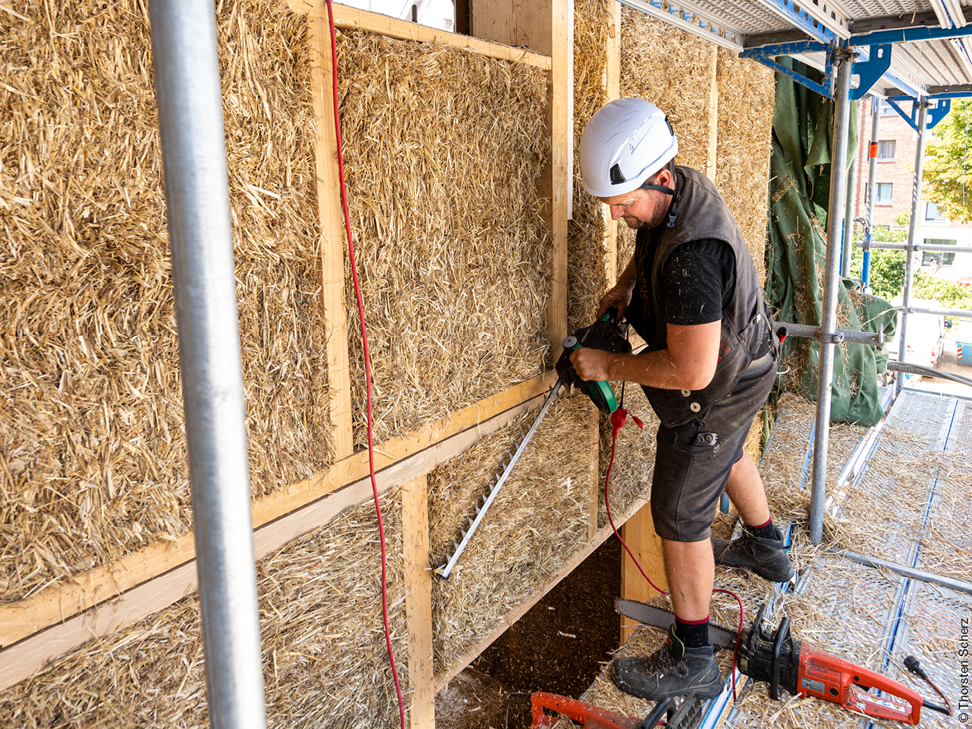 Bau eines Holzhauses mit Strohdämmung