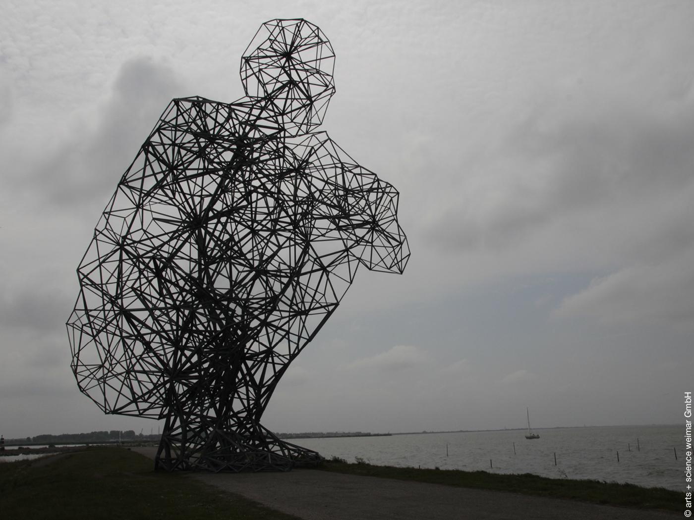 Metallskulptur sitzender Mann