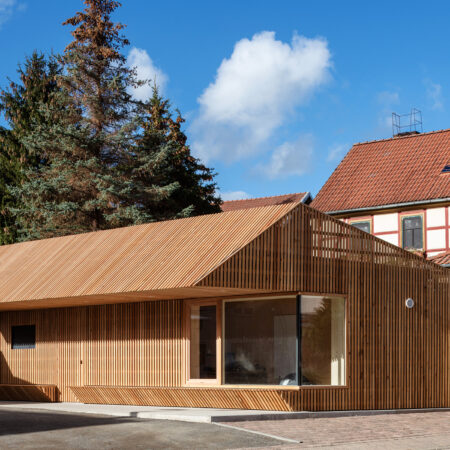 Gesundheitskiosk mit Holzfassade und Eckfenster