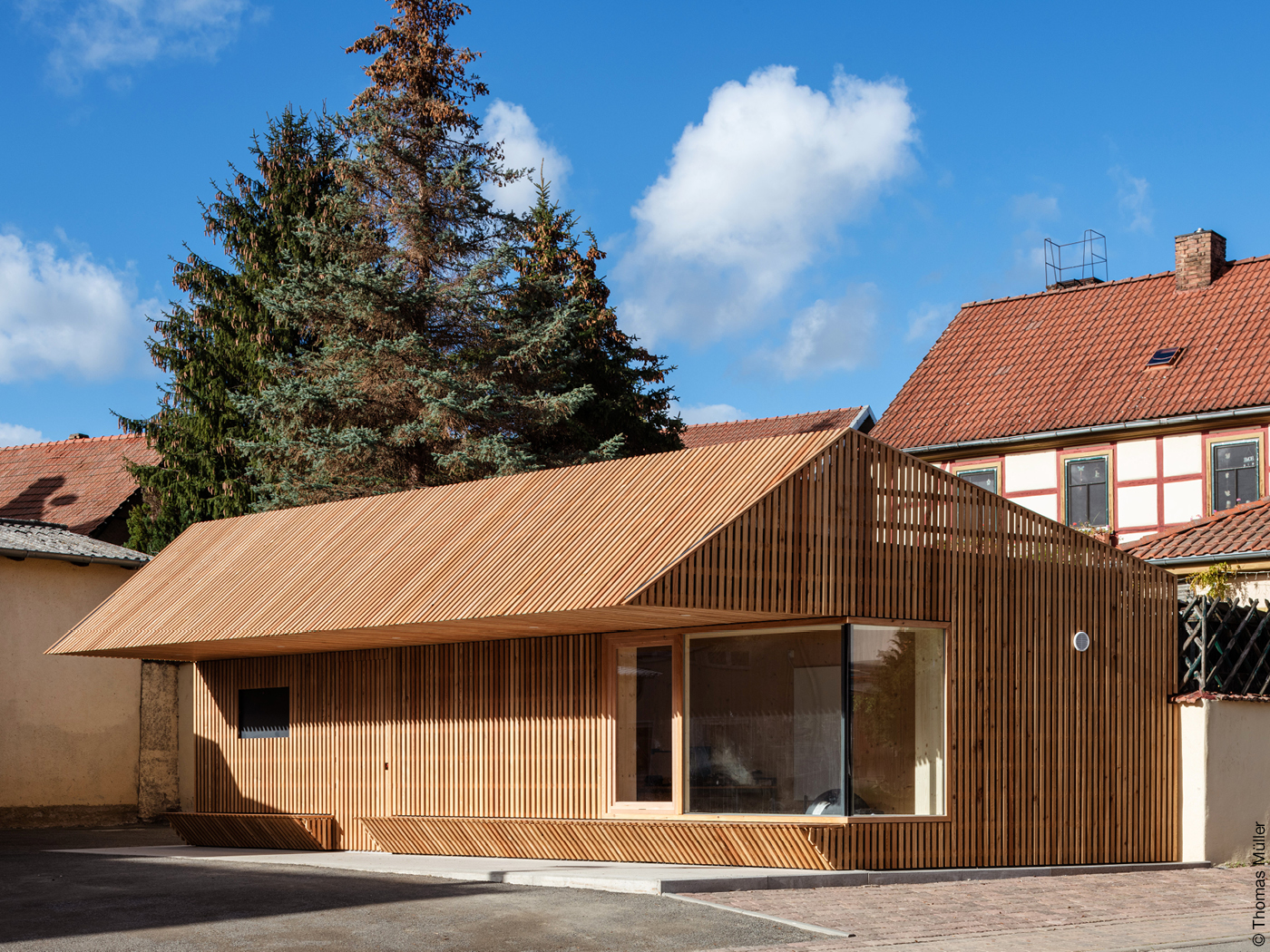 Gesundheitskiosk mit Holzfassade und Eckfenster