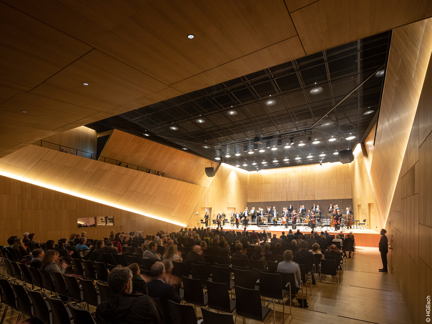 Innenraum mit Orchester und Publikum der Tauberphilharmonie