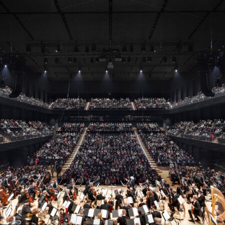 Die Isarphilharmonie gefüllt mit Publikum und großem Orchester