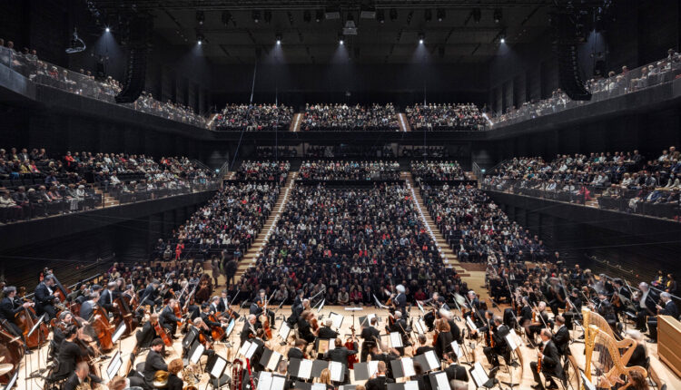 Die Isarphilharmonie gefüllt mit Publikum und großem Orchester