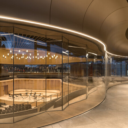 Foyer zum Konzertsaal Kronberg mit gläserner Wand