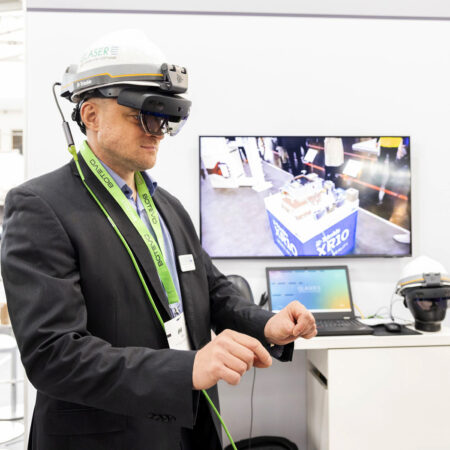 Mann testet neue Technologien für den Baubereich