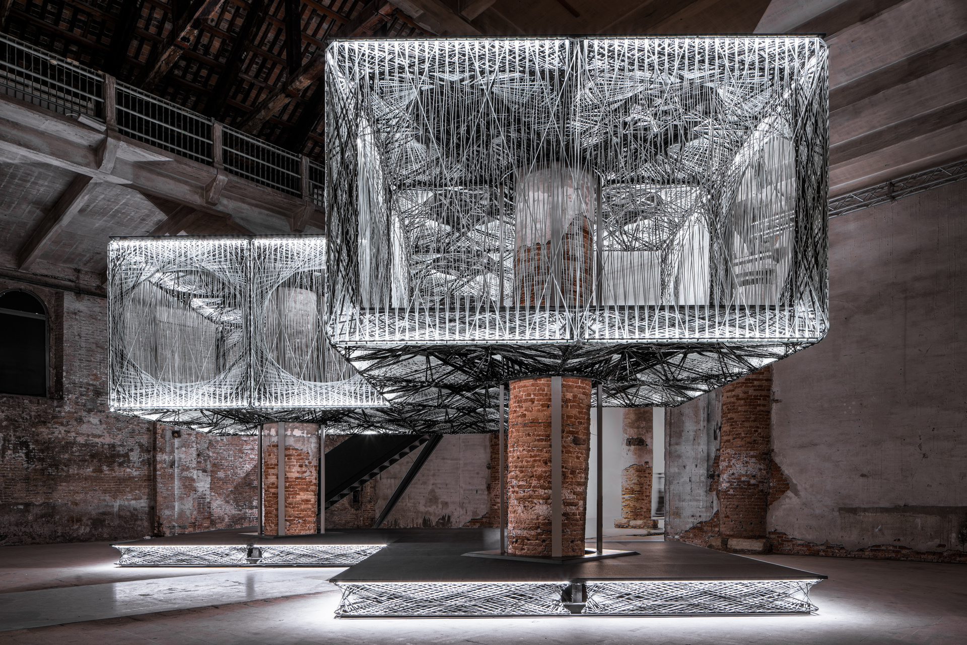 Futuristischer schwebender Pavillon aus Fasern