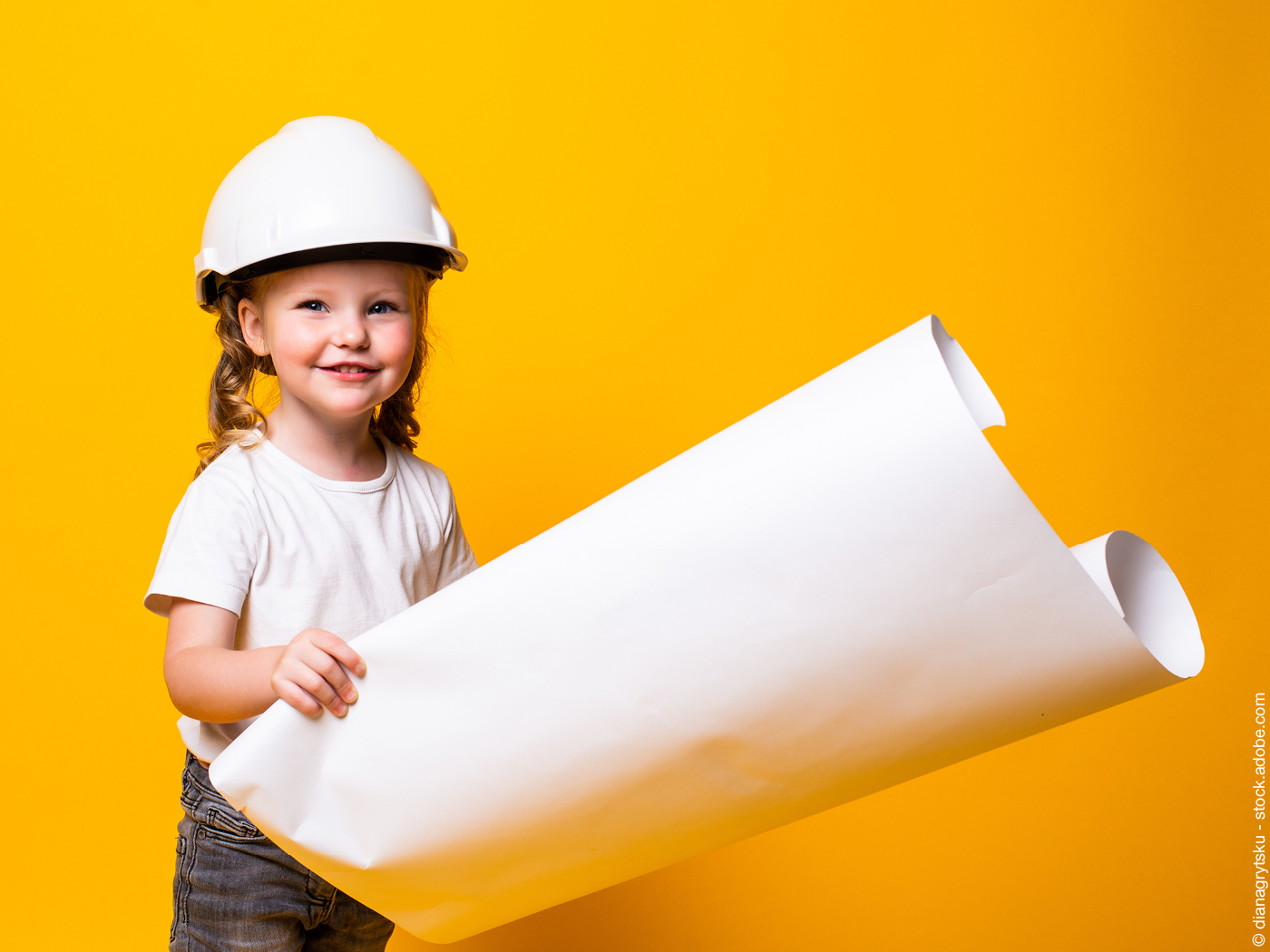 Symbolbild für Wettbbewerbe: Mädchen mit Bauhelm und großen Blatt Papier