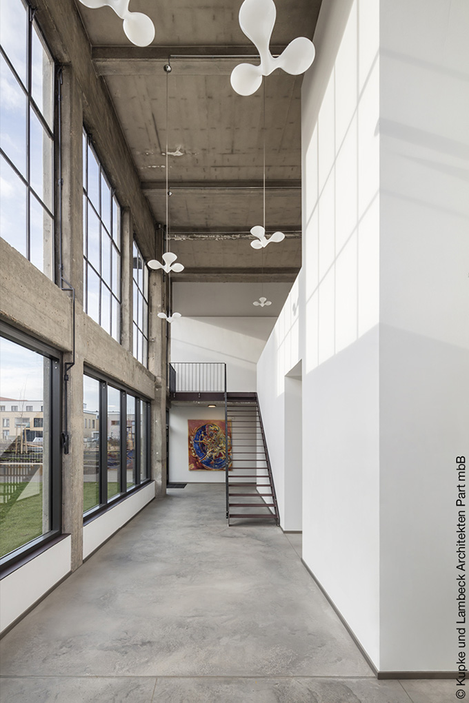 Foyer einer Panzerhalle mit Betondecke und Fenstern