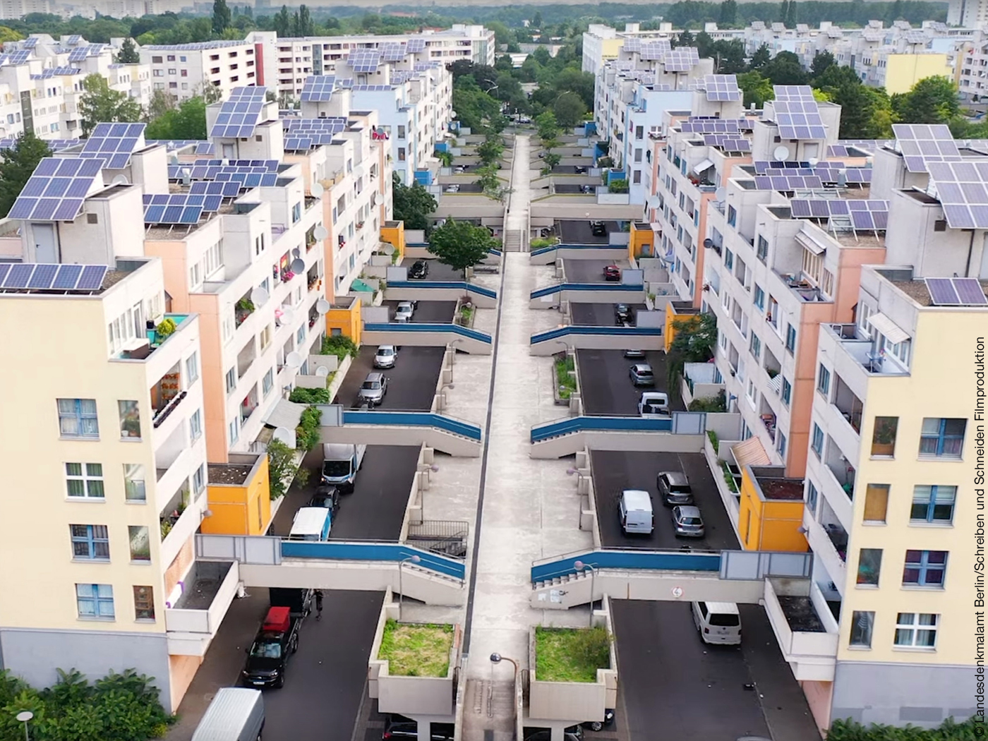 Highdeck-Siedlung mit Fußgängerbrücken und Solarzellen auf den Dächern