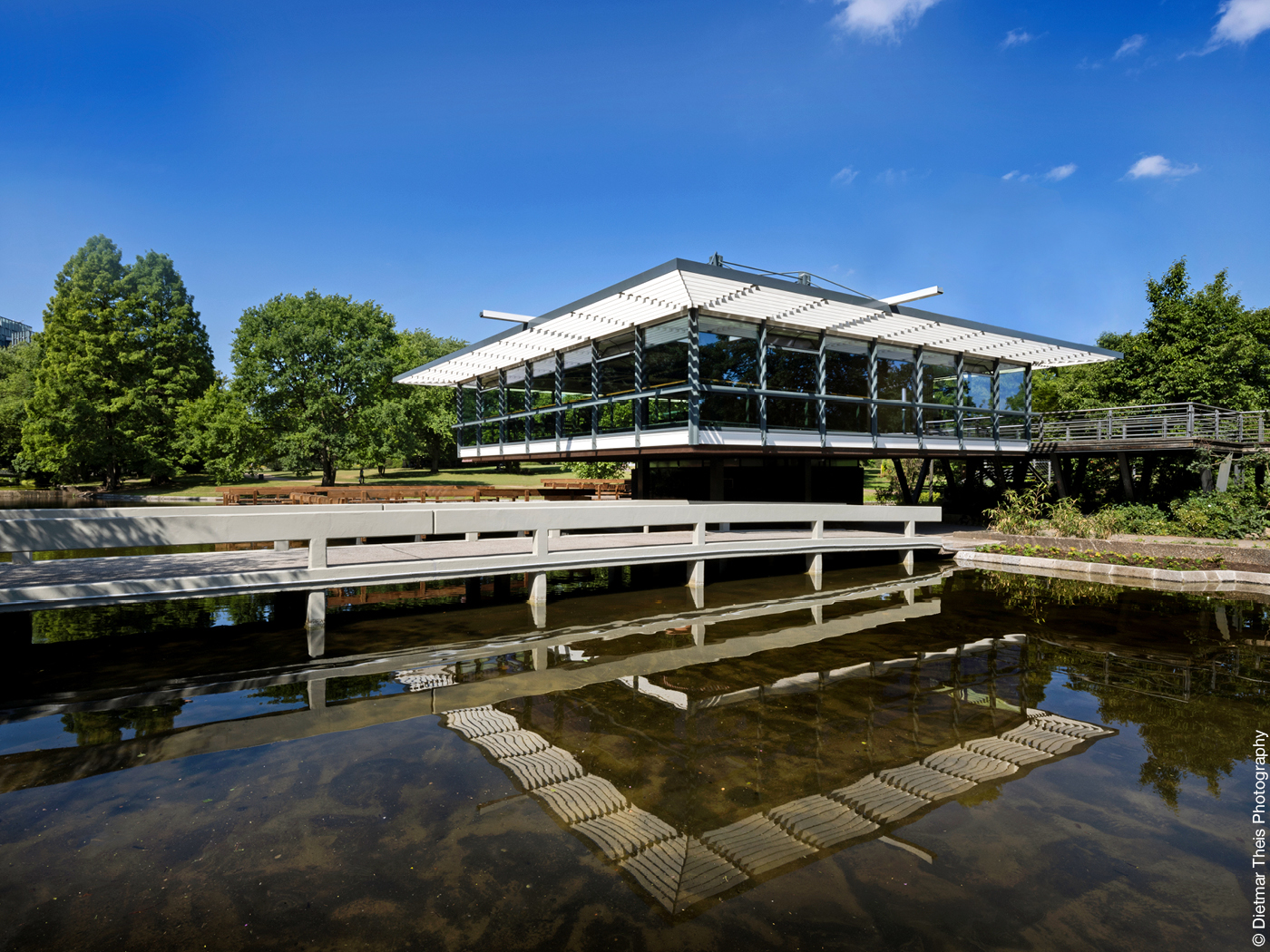 Modernes Teehaus in Hamburg an Teich im Park