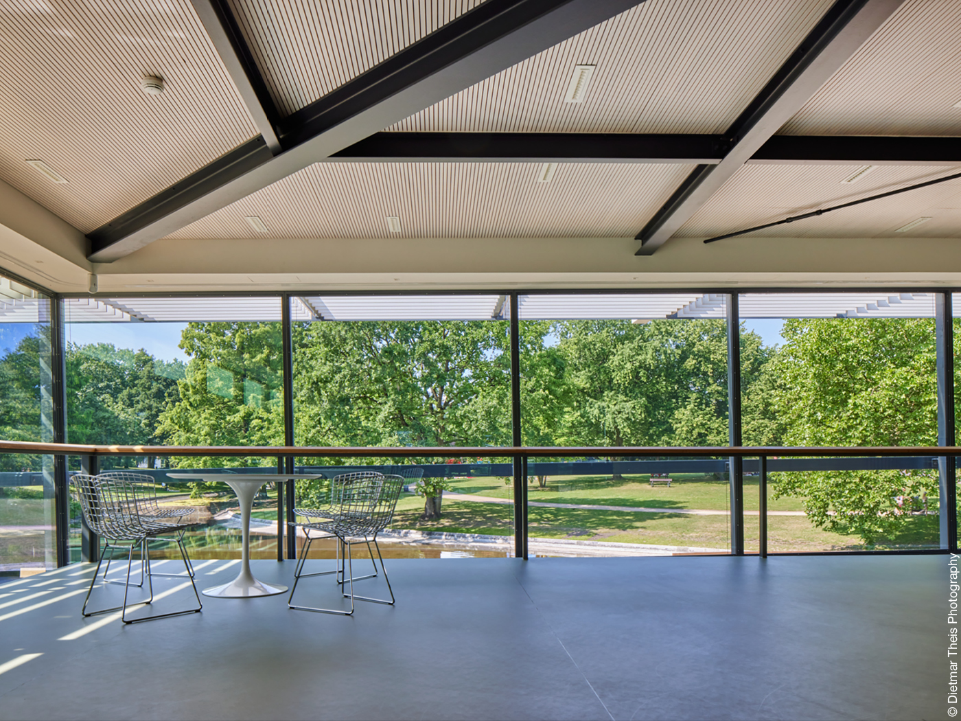 Blick aus Teehaus in den Park