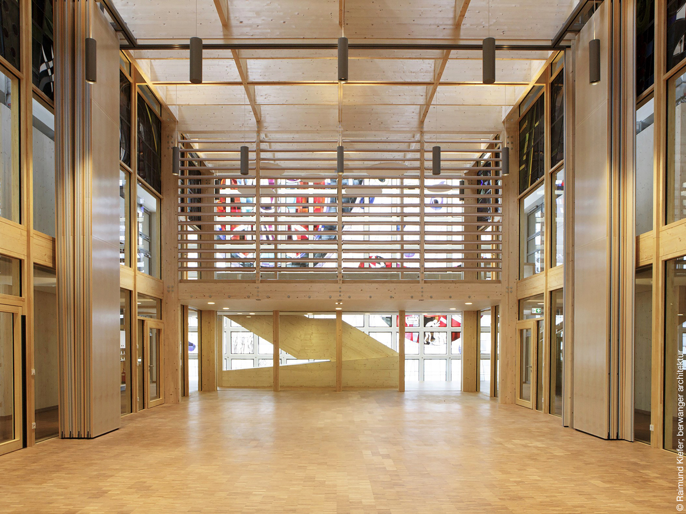Heller, zwiegeschossiger Gemeindesaal mit Holzdecke