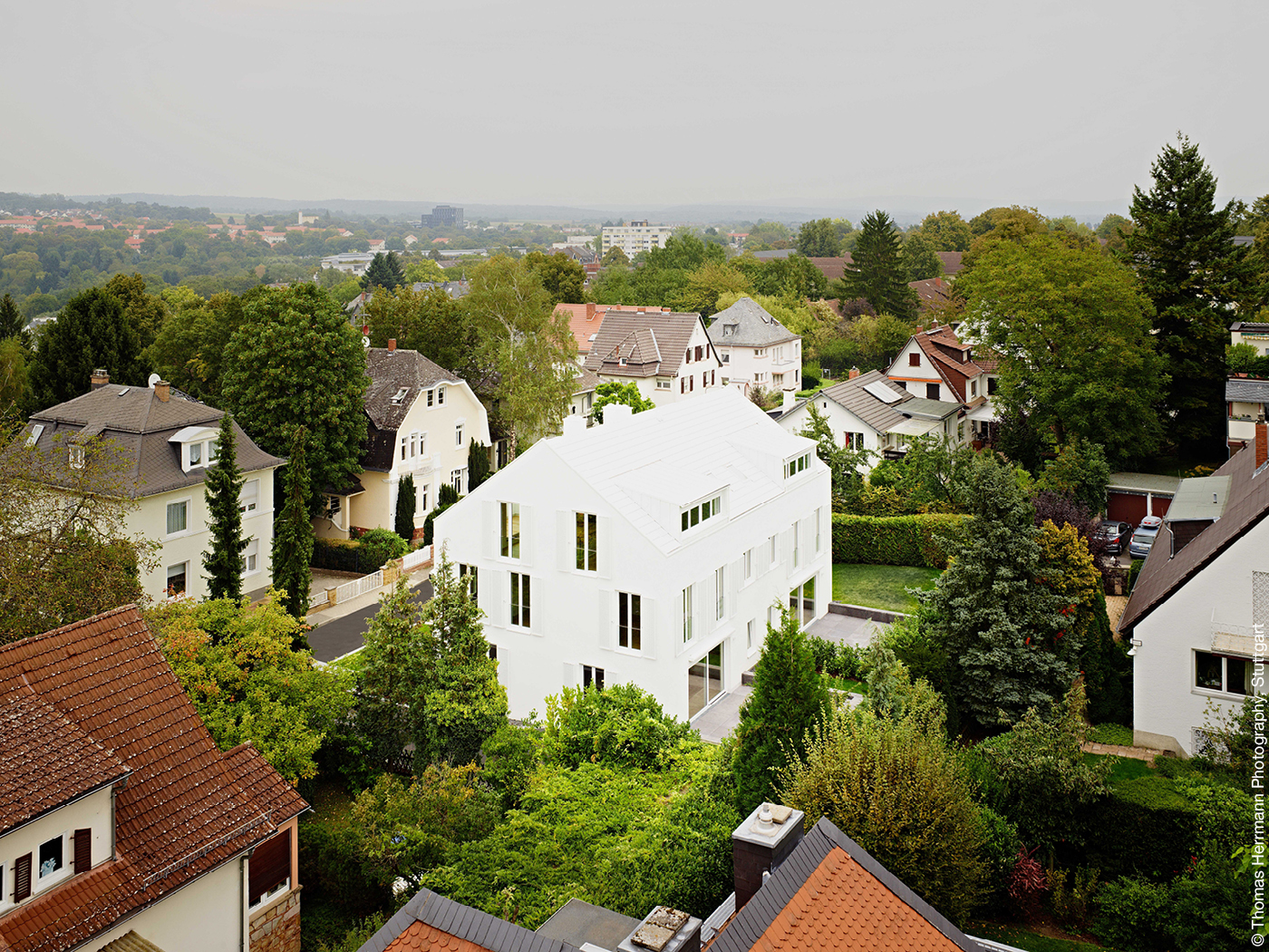 Weißes Haus mit weißem Dach in Villenkolonie