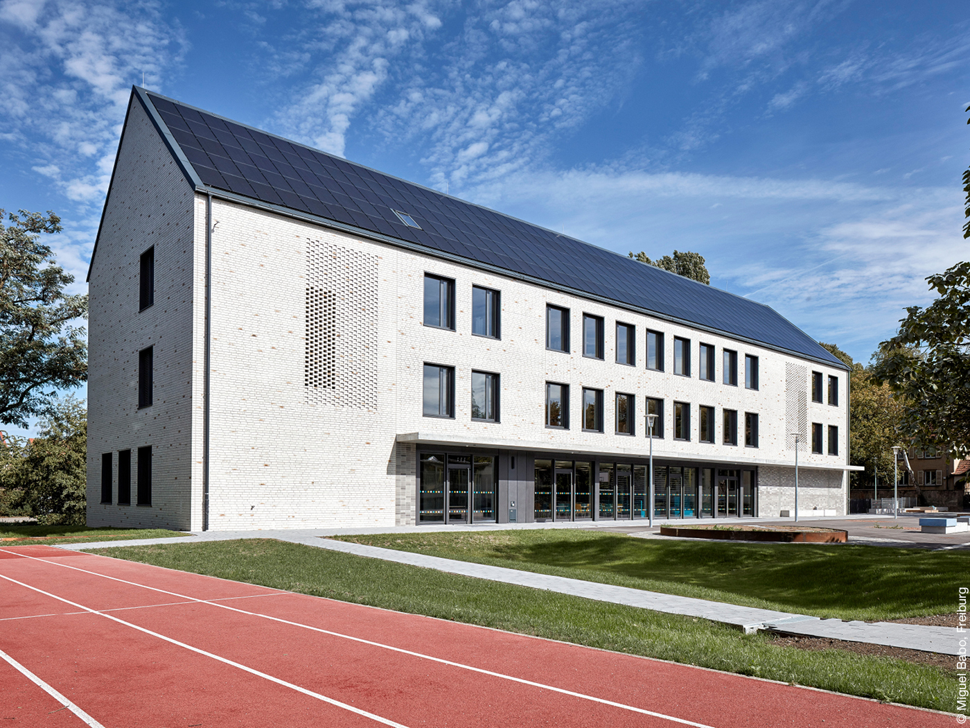 Schulgebäude mit Solardach