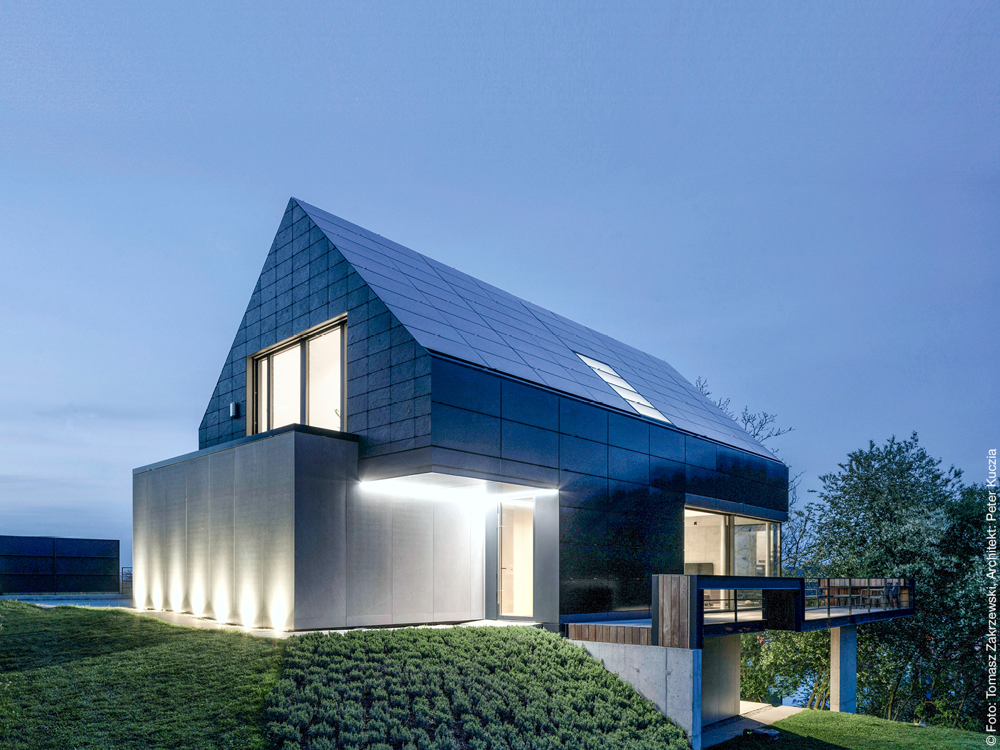 Einfamilienhaus mit PV-Fassade und Solardach
