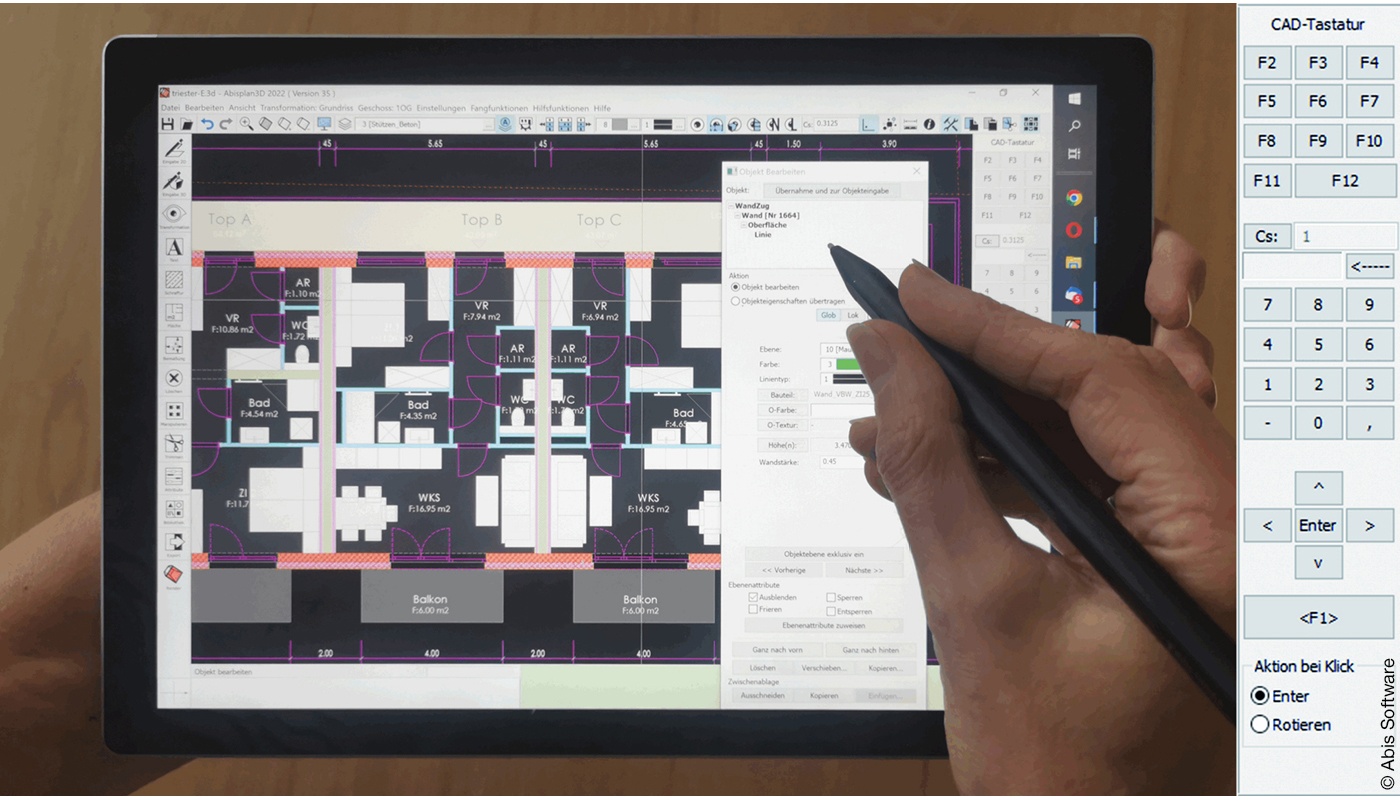 Arbeit mit Stift an einem Grundriss auf Tablet