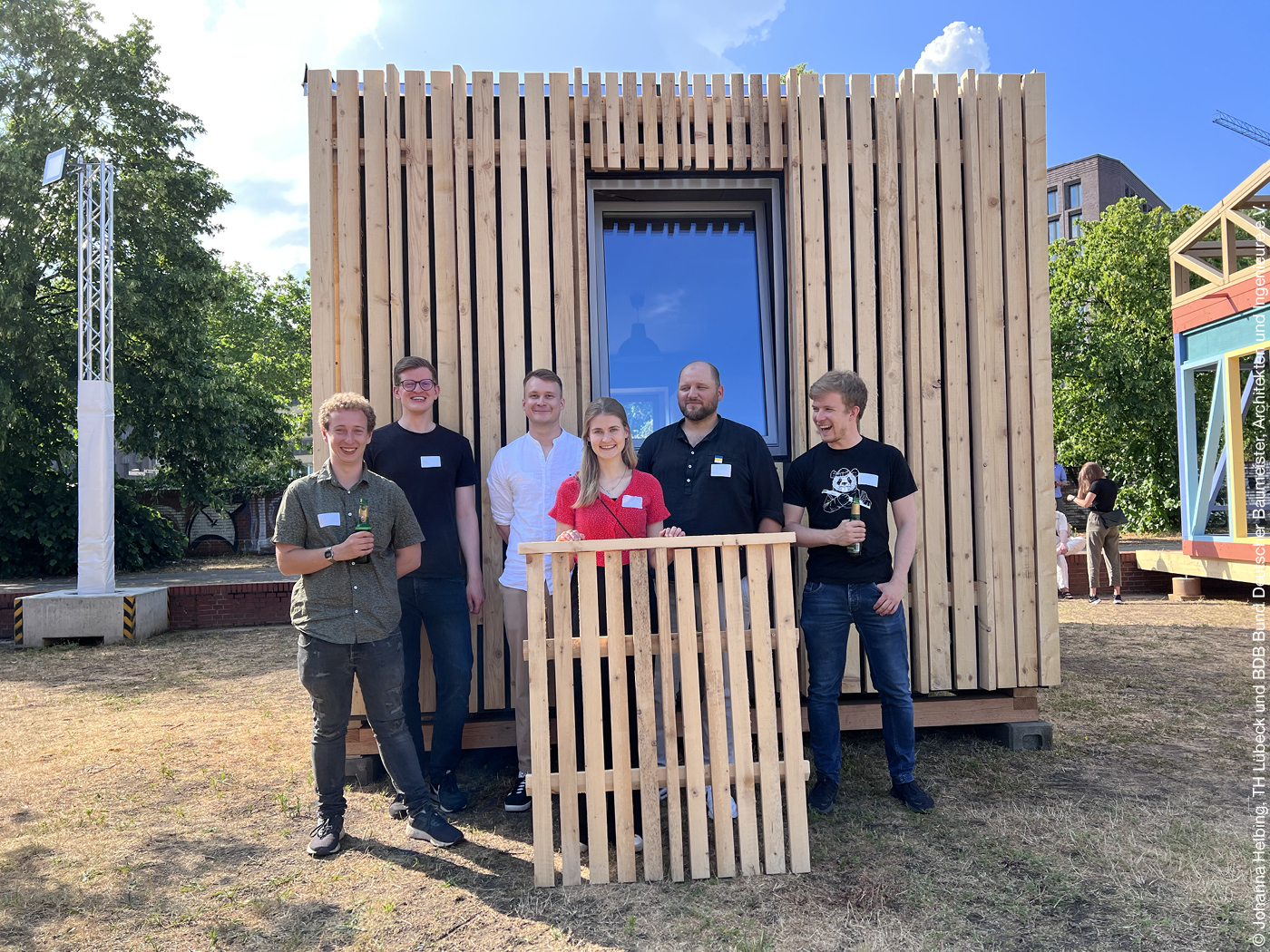 Das Team aus Lübeck vor seinem Prototyp