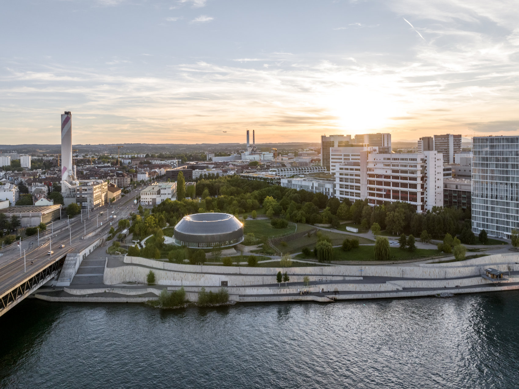 Blick auf den Novartis Campus am Rheinufer