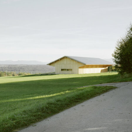 Morderne Scheune mit flachem Dach auf Wiese