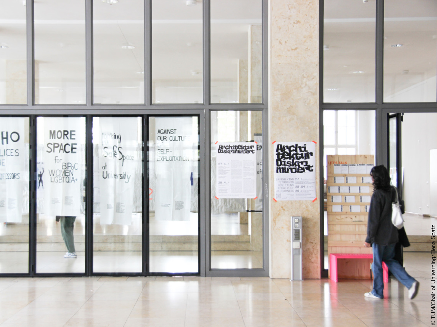 Plakete dan der Uni mit der Aufschrift "Architektur diskriminiert"