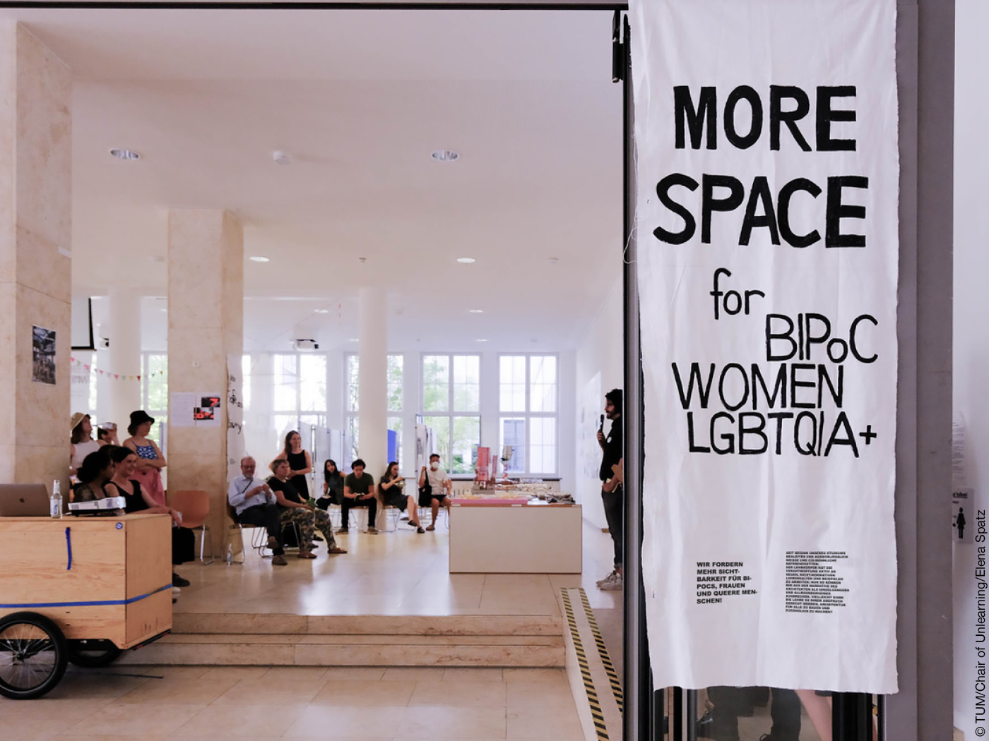 Uni-Veranstaltung mit Transparent: "MORE SPACE für BIPoC WOMEN LGBTQIA+"