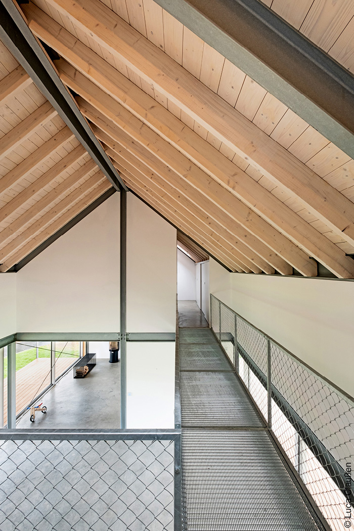 Offener Wohnraum mit Galerie unter Dachstuhl mit Holzbalken