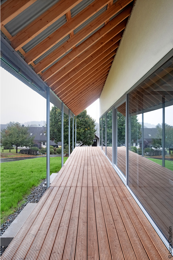 Lange Terrasse unter überstehendem Dach