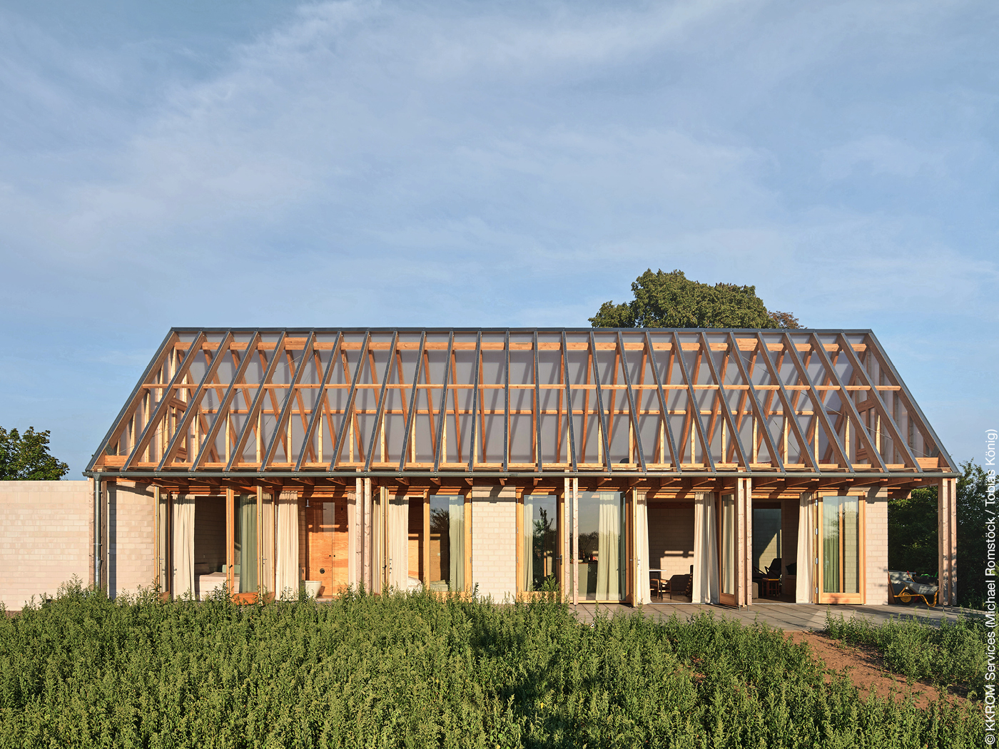 Wohnhaus mit gläsernem Dachstuhl und großen Fenstern