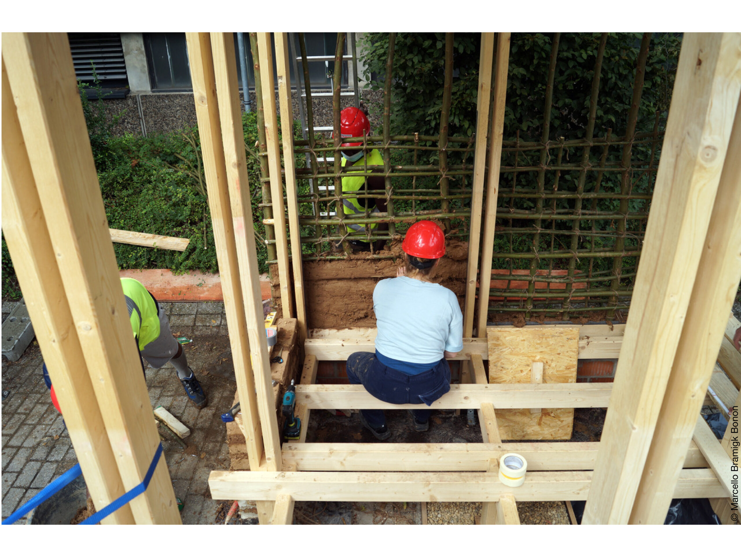 Bau eines Hauses mit Holzskelett und Ausfachung aus Lehm