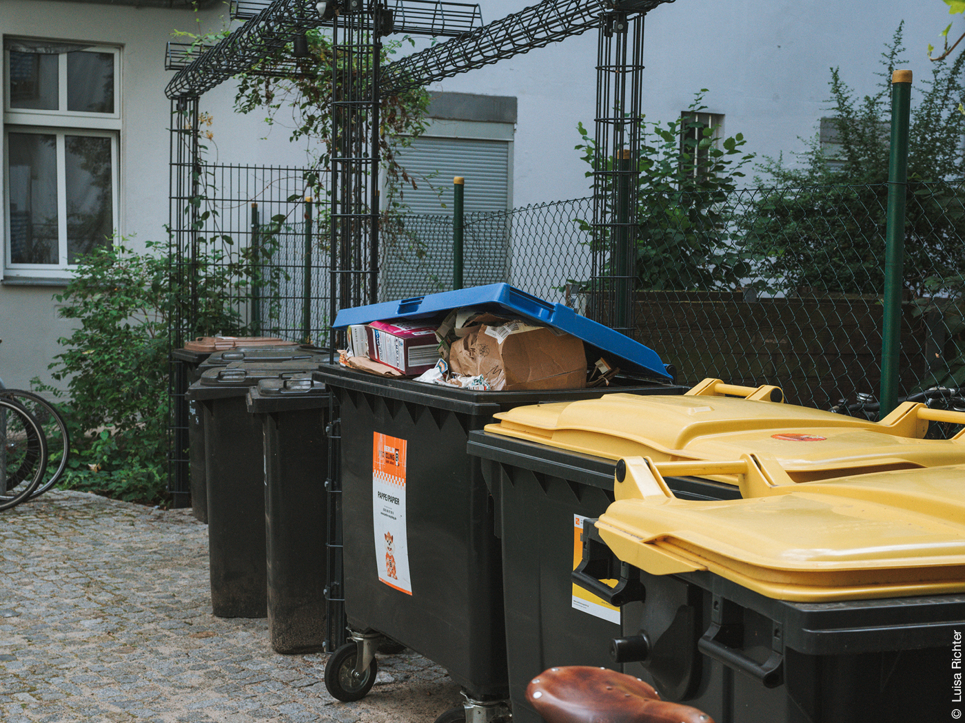 Übervolle Mülltonnen