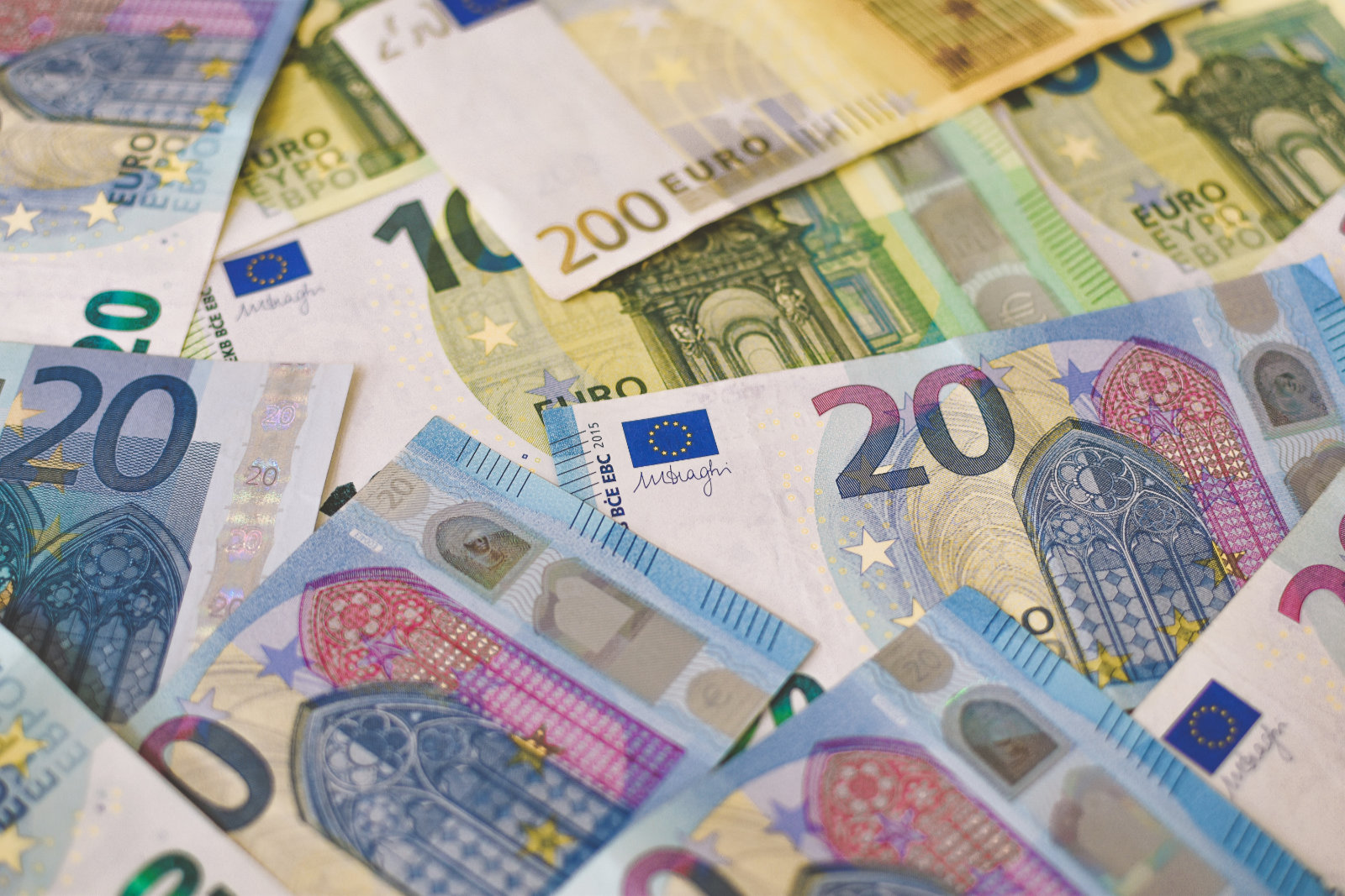 Euro-Geldscheine liegen übereinander