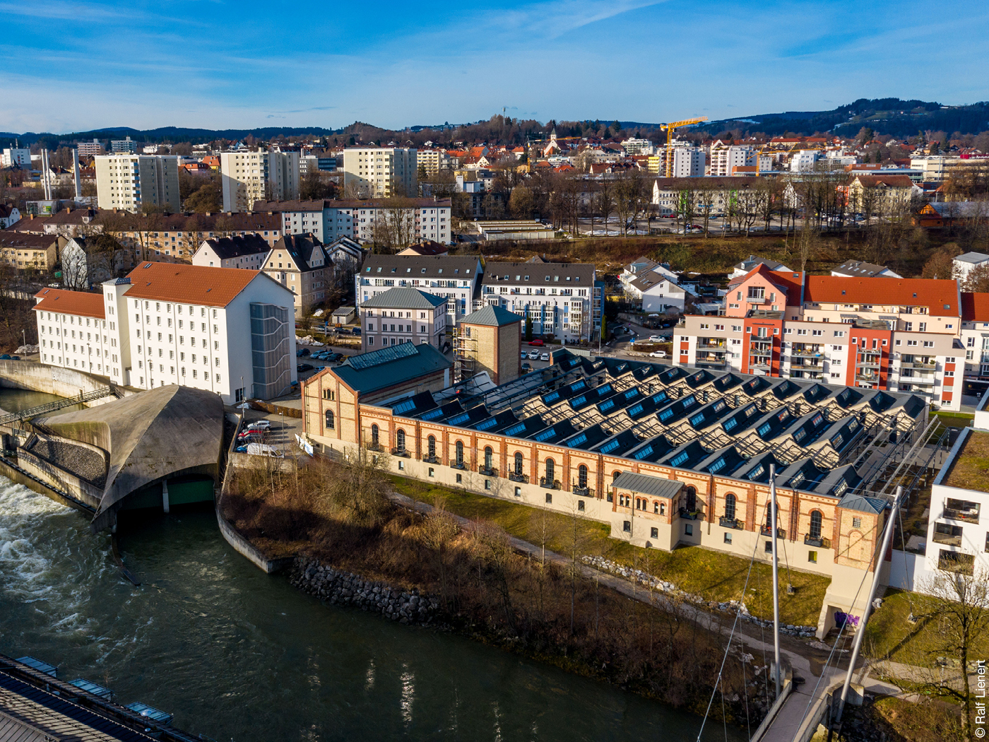 Luftbild alte Industriehalle an Fluss