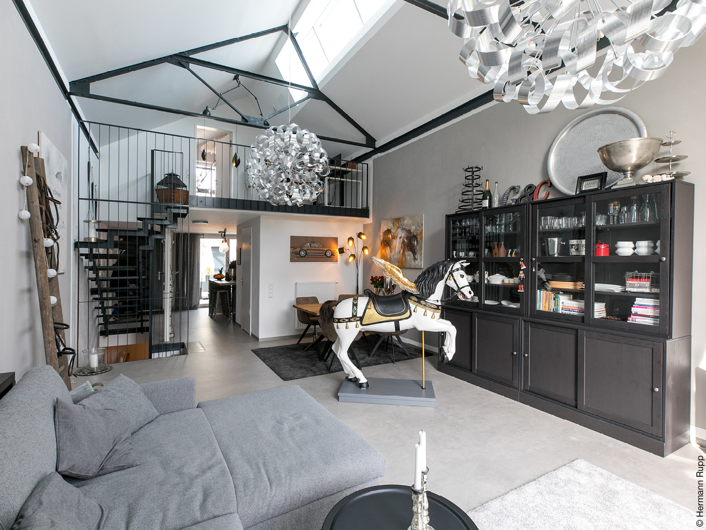 Wohnzimmer mit Galerie und Karussellpferd