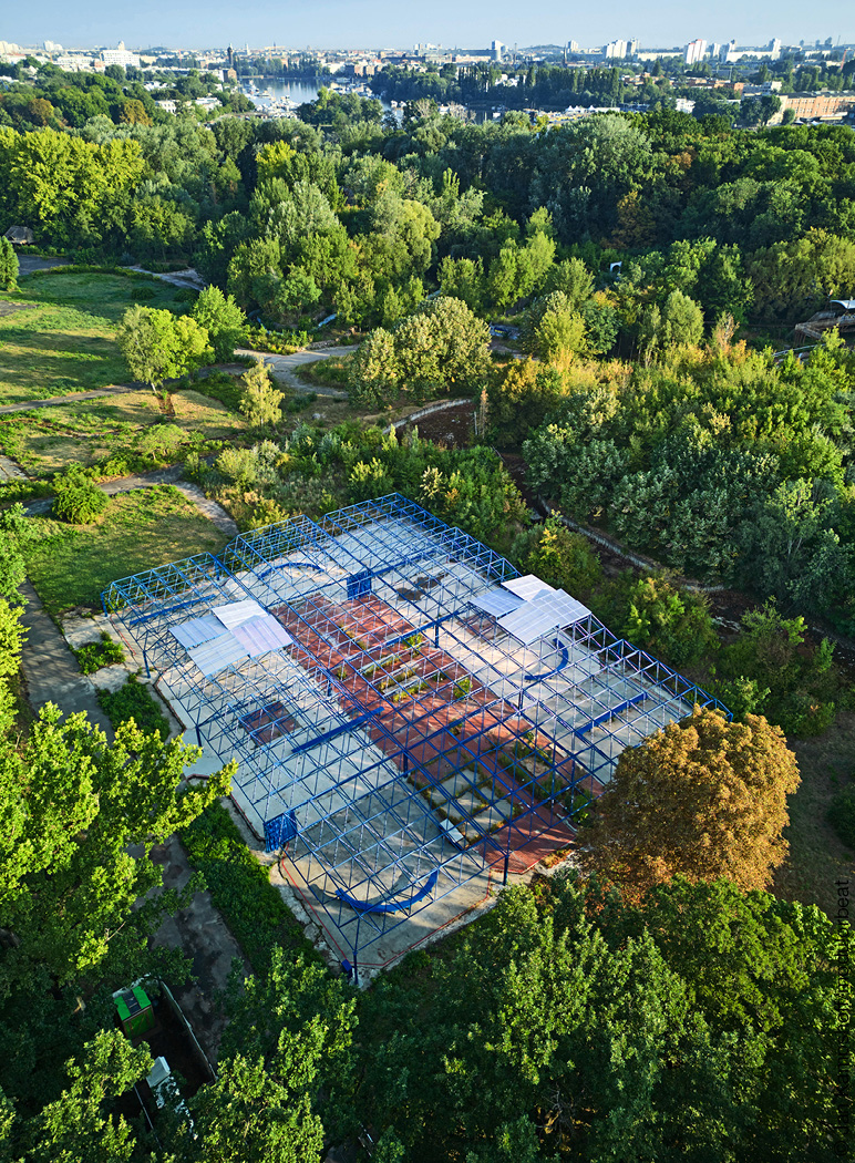 Luftbild Blick auf offene Halle zwischen Bäumen