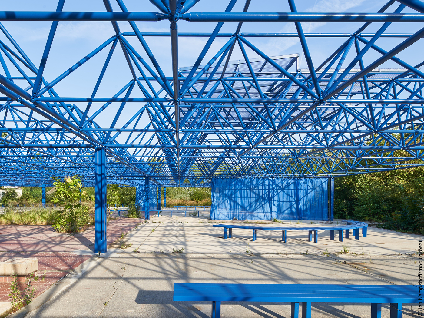 Offene Halle mit Dach aus blauem Stahlfachwerk