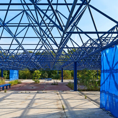 Offene Halle mit Dach aus blauem Stahlfachwerk